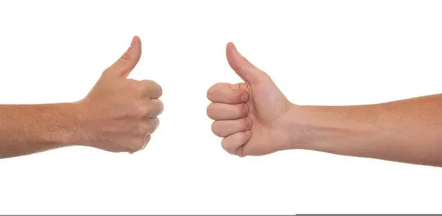 Jak postępuje się z wybitym kciukiem?