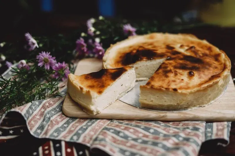 Sernik z jeżynami – nietypowa propozycja specjalnie dla Ciebie!